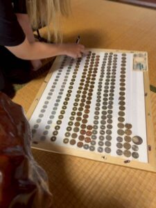 出張買取にて古銭の査定風景