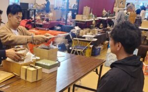 鑑定する骨董買取ラボの代表