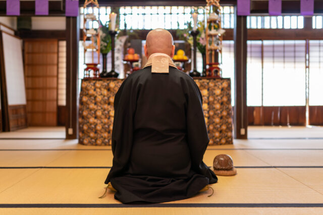 祈祷する僧