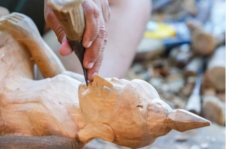 A-craftsman-carving-a-Buddha