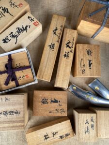 【生前整理・高岡市】銅製置物、掛軸などたくさんの骨董品をお買取りしました。