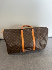 【店頭買取・高岡市】Vuittonのバッグ、10万円金貨、テレカ、切手、古銭、古紙幣等、たくさんのお品をお買取りしました。