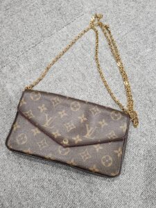 【ブランドバッグ買取・高岡市】人気商品ショルダーバッグをお買取りしました。