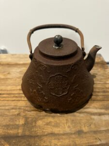 【解体前整理・高岡市】鉄瓶、掛軸等をお買取りしました。