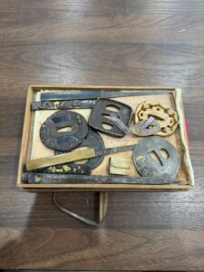 【店頭買取・高岡市】刀装具の『鍔』と『小柄』をお買取りしました。