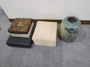 【店頭買取・高岡市】紙箱、ギフト、九谷焼の花瓶をお買取りしました。