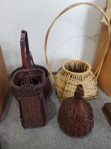 【店頭買取・砺波市】竹籠、花瓶、鉄瓶、贈答品などたくさんの骨董品をお買取りしました。