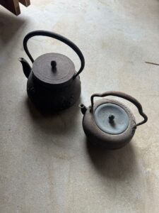 【出張買取・氷見市】茶棚、鉄瓶をお買取りしました。