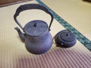 【富山県氷見市】家の建て替えに伴う整理で、掛軸・鉄瓶・火鉢などを買取しました！