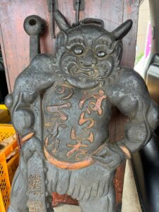 【岐阜県飛騨市】九谷焼・木彫の看板・古箪笥など多数の骨董品をお買取りしました！