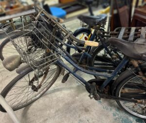 【出張買取・富山県富山市】九谷焼の湯呑み、古い自転車、火鉢、箪笥、掛軸、昔の軍隊の帽子や勲章などお買取りしました。
