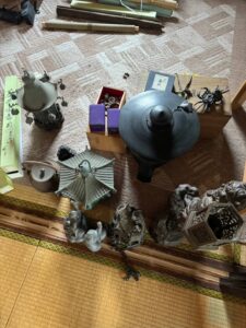 【出張買取・高岡市】大量の銅器や、掛け軸、屏風、置物、時計、茶壺、印材、額など沢山の骨董品をお買取りしました。