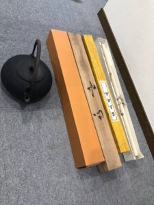 【店頭買取・高岡市】鉄瓶と掛軸をお買取りしました。