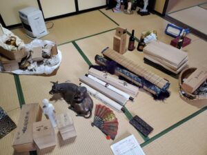 【富山県氷見市】リピーター様よりご依頼！蔵の骨董品やギフト品など多数を出張買取しました