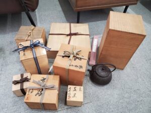 【富山県高岡市】リピーター様ご来店！茶道具・煎茶道具を段ボール2箱分お持ち込みいただきました♪