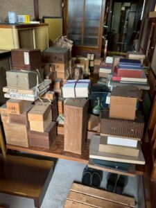 【富山県小矢部市】で公費解体前の遺品整理！大量の茶道具・掛軸・茶棚などを出張買取いたしました(^^)/