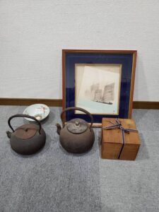 【富山県富山市】お祖父様の骨董品をお持ち込みいただきました｜鉄瓶や九谷焼茶碗などを丁寧に査定