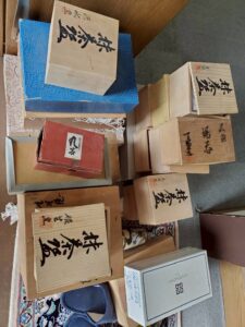 【石川県七尾市】空き家の残置物整理で茶道具・九谷焼・版画など多数お買取りしました♪