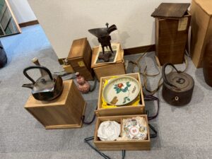 【富山県射水市】リピーター様ご来店♪高岡銅器の花瓶・九谷焼・碁盤・鉄瓶などを高価買取しました。