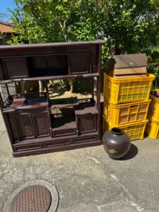 富山県氷見市｜公費解体に伴う実家整理で、茶棚や銅器花瓶などを高価買取いたしました